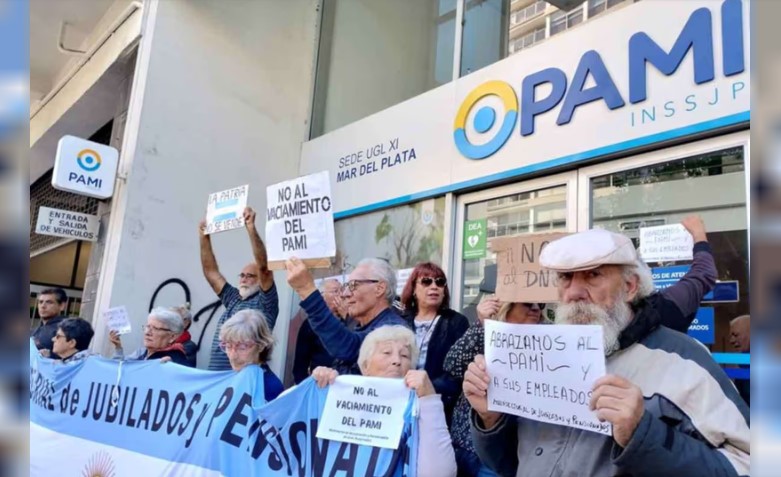 Médicos en Argentina mantienen huelga de 72 horas contra recortes salariales