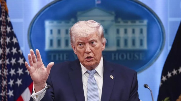 Buques ya cuentan con “las mejores armas”: amaga Trump con atacar Irán si conversaciones fracasan