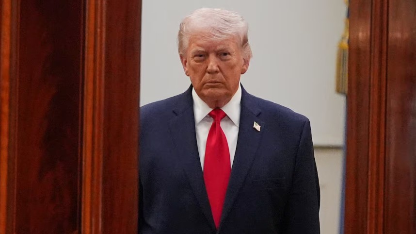 Trump no soportó: “abran el puto estrecho, bastardos locos”; advierte que el martes atacará infraestructura civil iraní