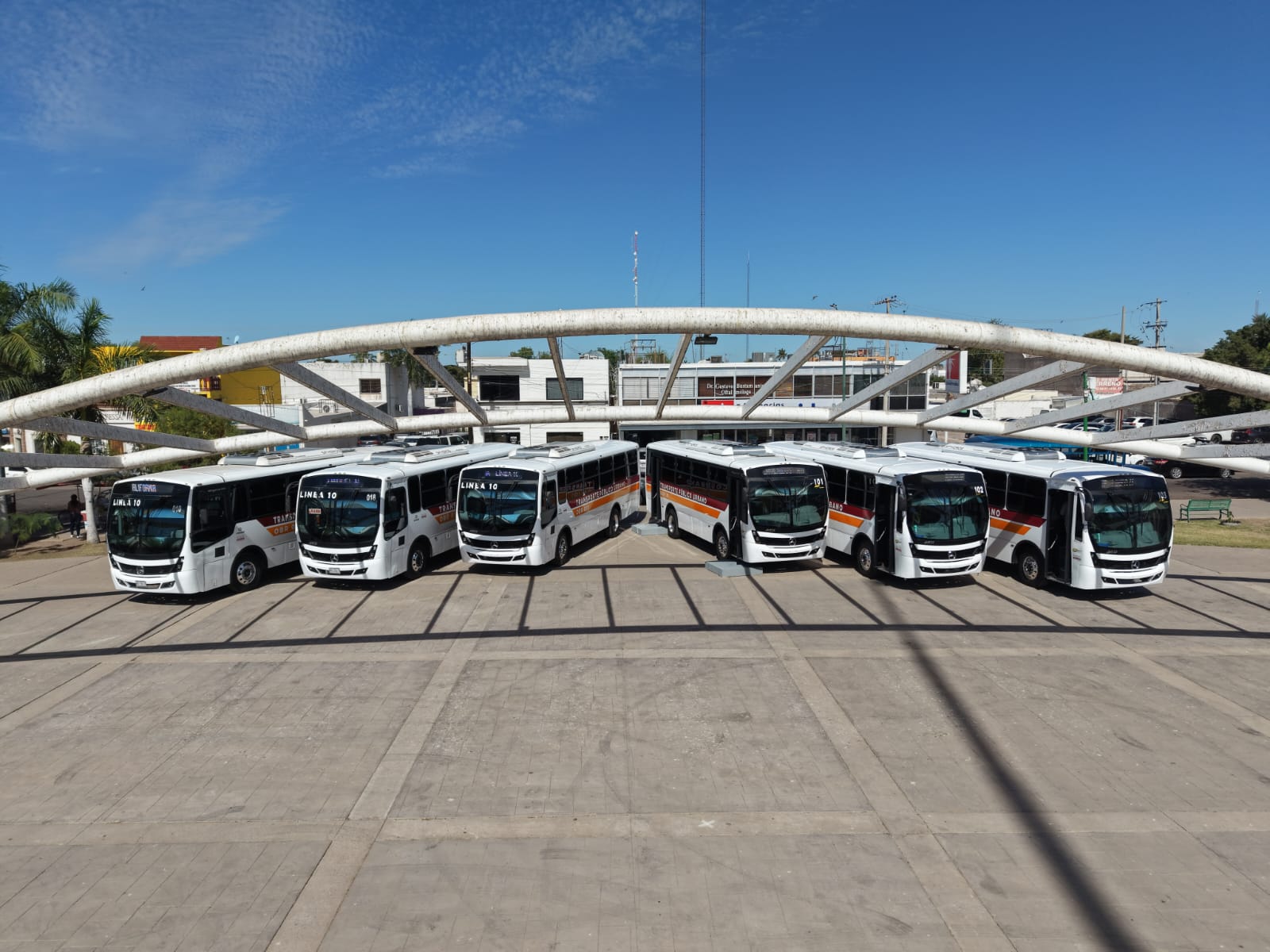 Porque así se hace con Bienestar, entrega gobernador Durazo a presidente Lemarque 15 unidades de transporte público en Cajeme