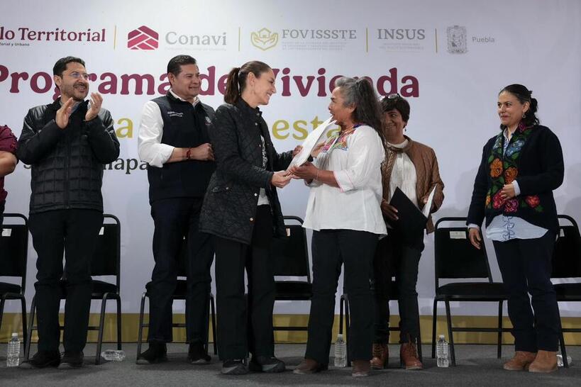 Presidenta Sheinbaum lleva felicidad al pueblo: entrega 240 viviendas y 577 condonaciones de crédito en Puebla