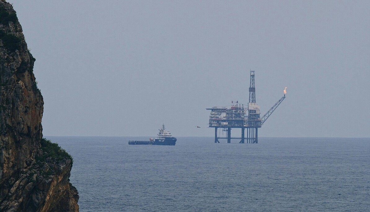 Petróleo encarece más de 4% y caen bolsas de Asia y Estados Unidos tras mensaje televisado de Trump
