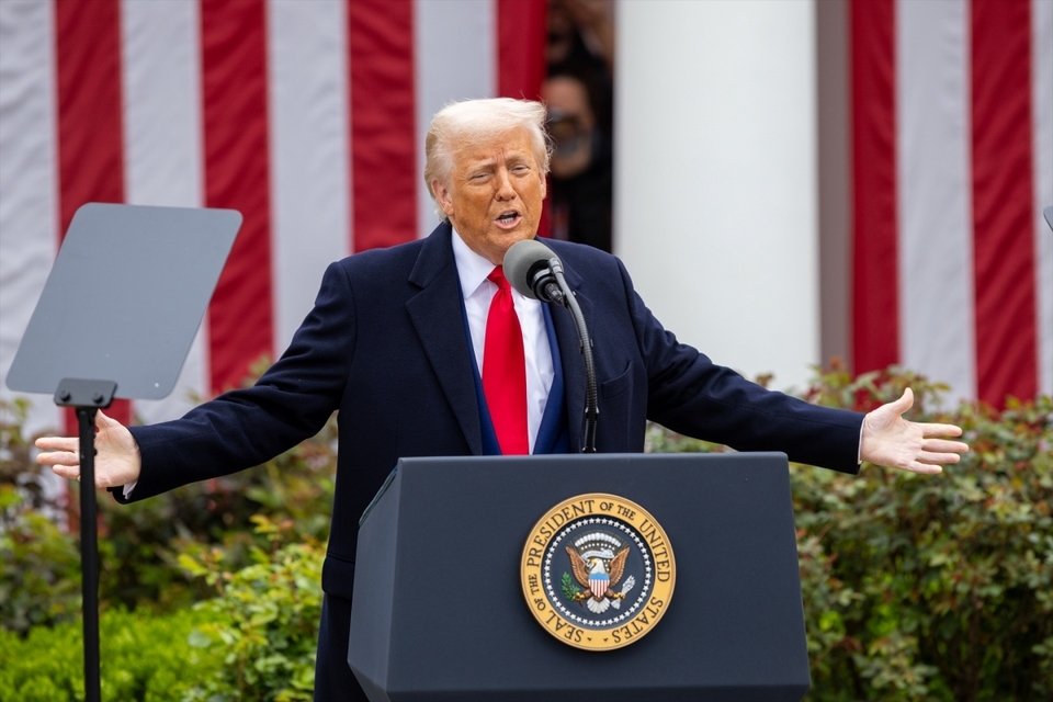 Donald Trump confirma arancel del 100% a automóviles chinos