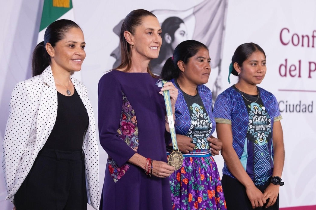 Presidenta Sheinbaum reconoce a las y los atletas indígenas de México que conquistaron el Maratón de la Gran Muralla China