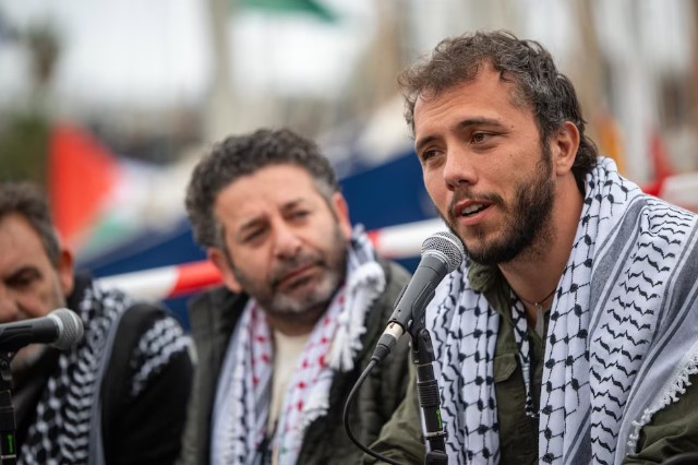 Acusan a Israel de secuestrar en aguas internacionales a los activistas pro-Palestina Saif Abukeshek y Thiago Ávila