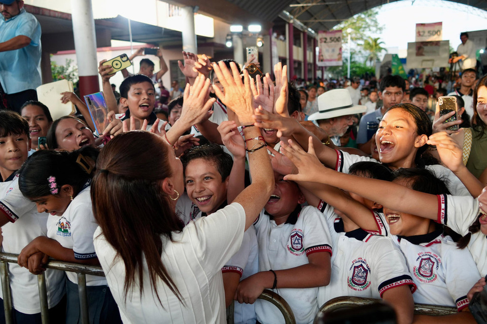 En Tabasco, la Presidenta Sheinbaum entrega tarjetas de Beca Rita Cetina a estudiantes de primaria pública