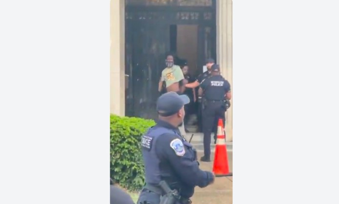 Estadounidense armado irrumpe en la Embajada de México en Washington