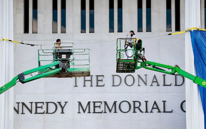Juez dictamina como ilegal la adición del nombre de Trump al Centro Kennedy y prohíbe su cierre
