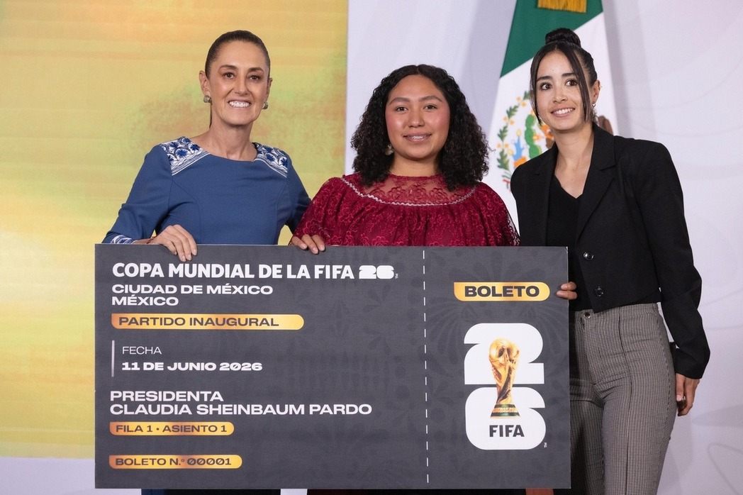 Presidenta Sheinbaum entrega su boleto 00001 para la inaguración del Mundial 2026 a la ganadora de dominadas