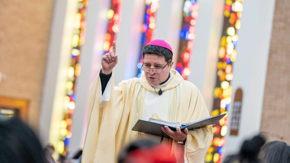 Tras criticar la política migratoria de Trump, Papa León XIV nombra obispo en Virginia al migrante Evelio Menjivar