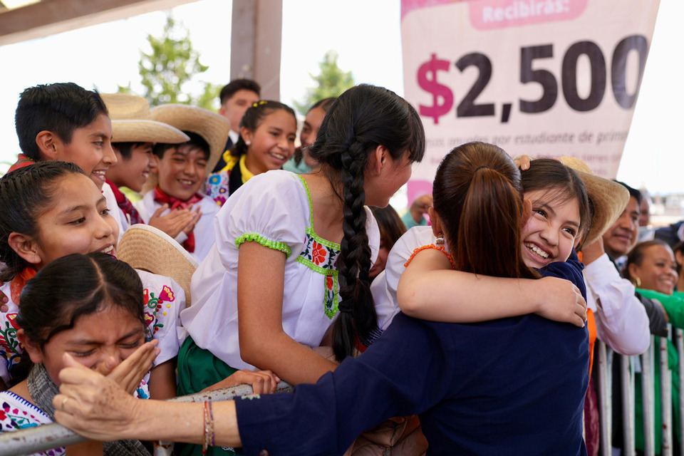 En Estado de México, la Presidenta Sheinbaum entrega tarjetas de la Beca Rita Cetina para uniformes y útiles