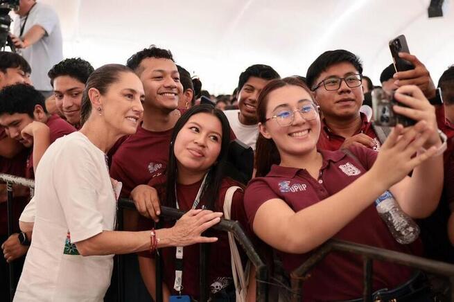 Beca Gertrudis Bocanegra se otorgará a todos los universitarios de Chiapas: Presidenta Sheinbaum desde Palenque