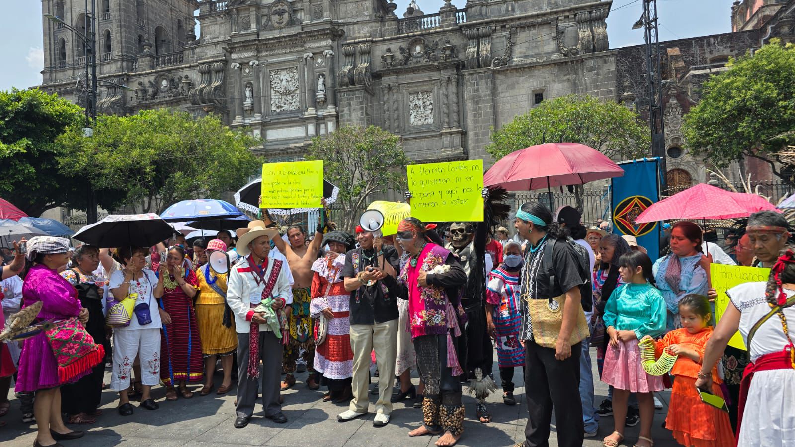 “No nos quedamos en el pasado, aquí estamos”: integrantes de pueblos originarios protestan contra visita de Isabel Díaz Ayuso a México