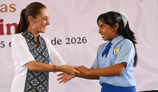 En Minatitlán, Presidenta Sheinbaum entrega tarjetas de la Beca Rita Cetina para uniformes y útiles; beneficiará a más de 9 millones de estudiantes en México