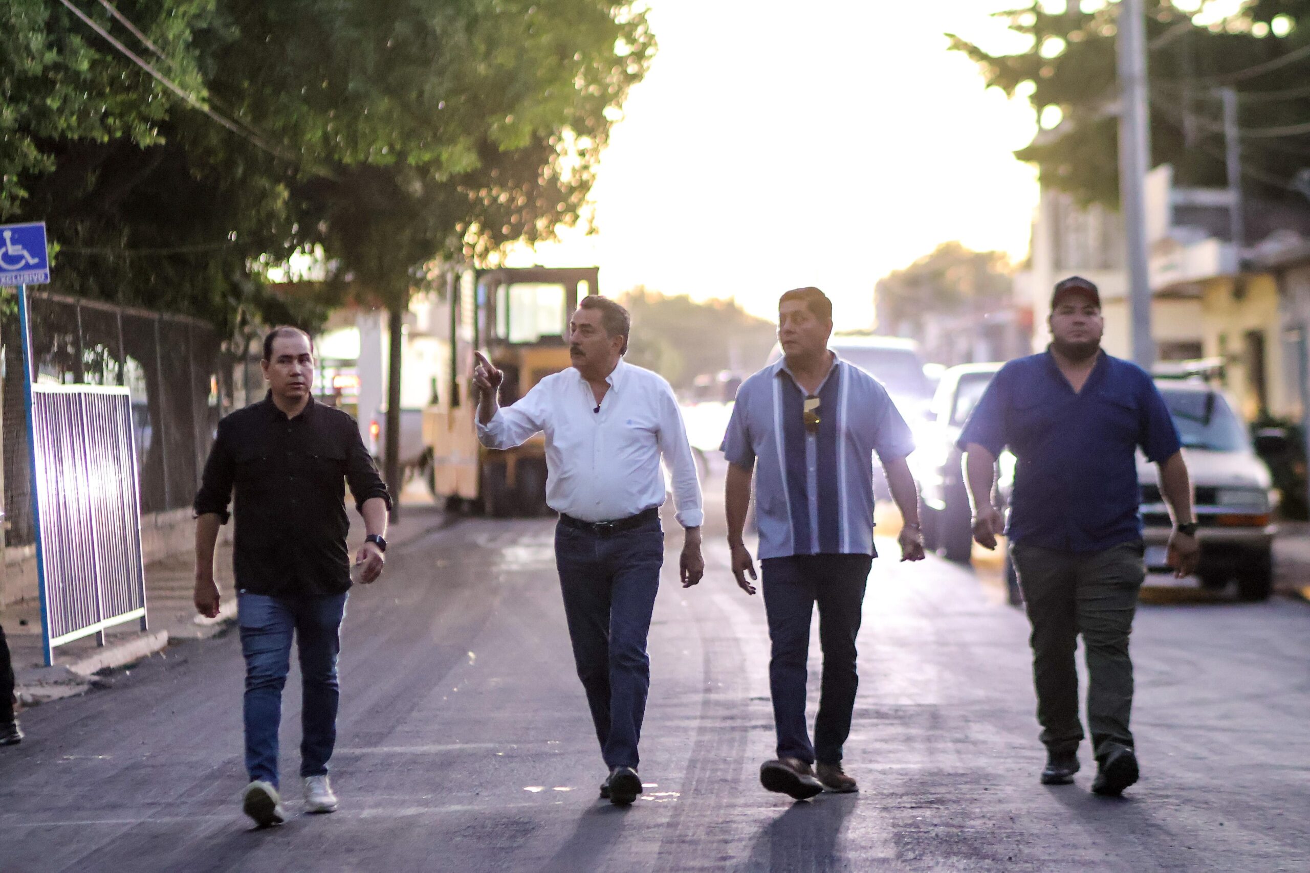 Con maquinaria, personal y recursos propios, el gobierno municipal avanza en la rehabilitación de calles en Cajeme