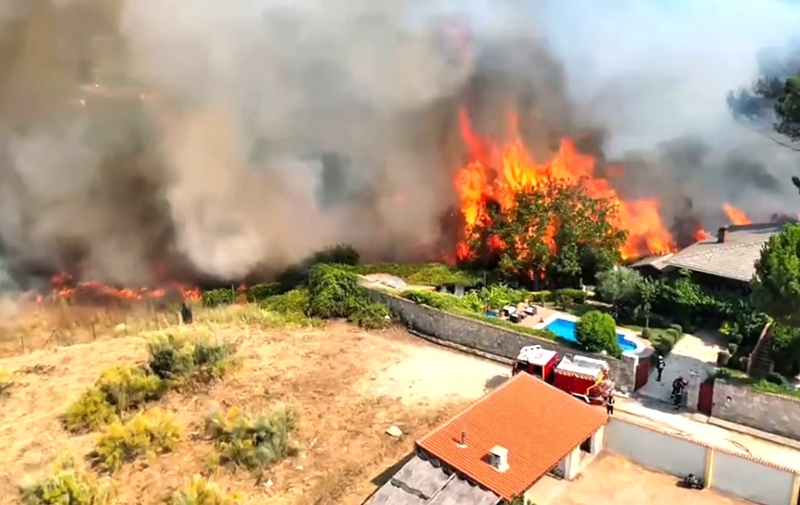 España y Francia ordenan nuevas evacuaciones ante incendios inéditos; suman más de 260 mil desplazados