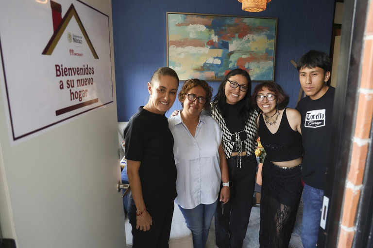 La presidenta Sheinbaum entrega casas y finiquitos de crédito a derechohabientes Infonavit de Puebla