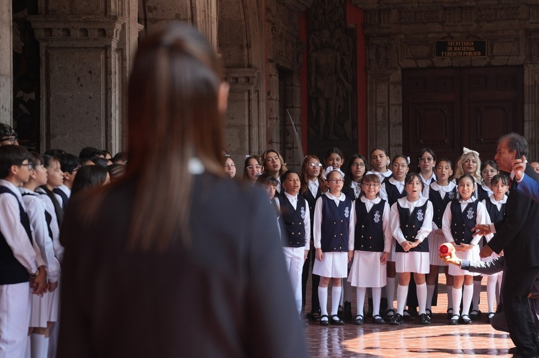 La presidenta Sheinbaum recibe al Coro Monumental de la Benemérita Escuela Nacional de Maestros