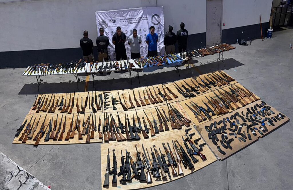 Autoridades federales capturan en Nuevo León a tres personas y aseguran arsenal oculto en semirremolques