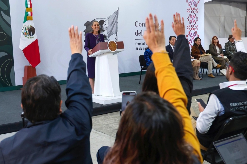 Presidenta Sheinbaum defiende becas universales y rechaza condicionarlas por calificaciones