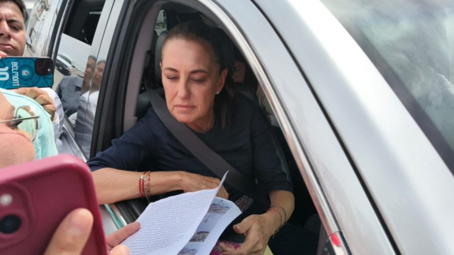 La presidenta Sheinbaum se reúne en el aeropuerto de Ciudad Juárez con Maru Campos