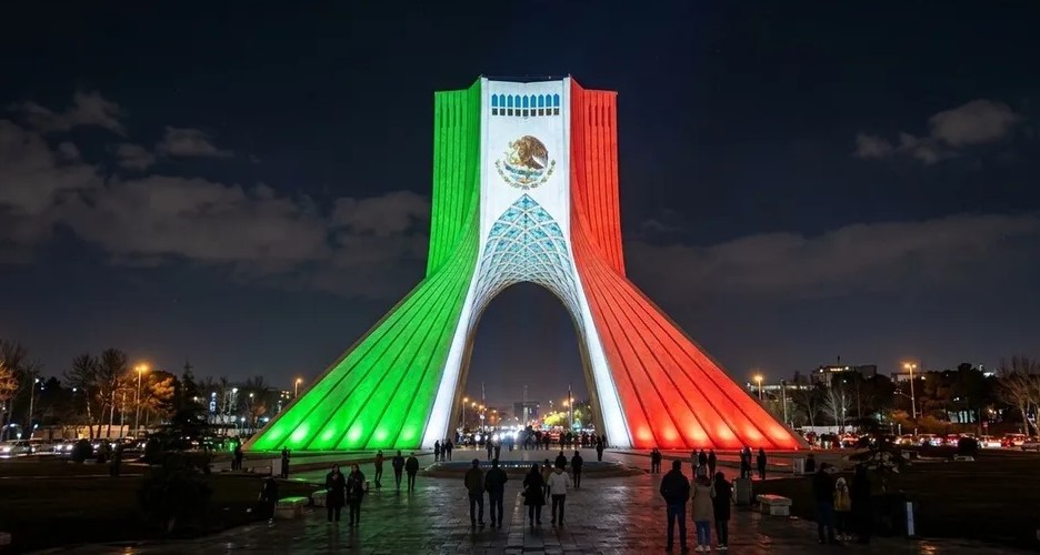 La Torre Azadi de Irán se ilumina con la bandera de México por el 216° aniversario de la Independencia