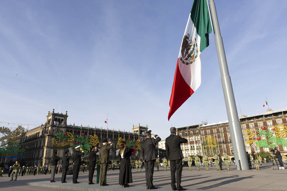 Presidenta Sheinbaum encabeza izamiento de bandera en memoria de víctimas de los sismos 1985 y 2017