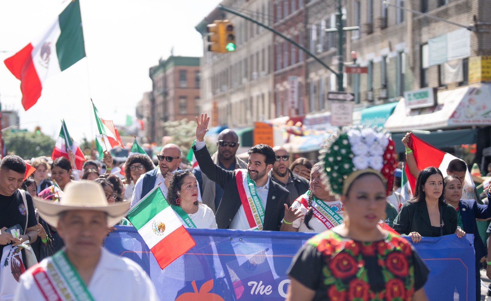 En Nueva York, el alcalde Zohran Mamdani encabeza histórico desfile por la Independencia de México