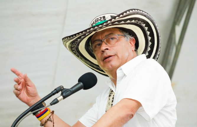 Gustavo Petro denuncia a Abelardo de la Espriella ante la Corte Penal Internacional por persecución política