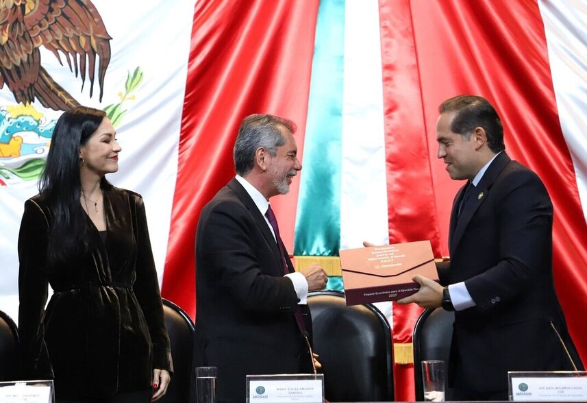 La Secretaría de Hacienda y Crédito Público entrega el Paquete Económico 2027 al Congreso de la Unión