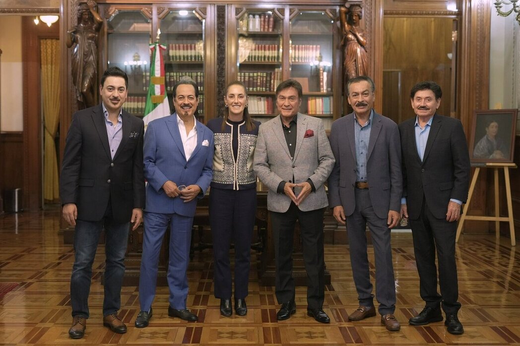 La presidenta Claudia Sheinbaum recibe a Los Tigres del Norte en Palacio Nacional