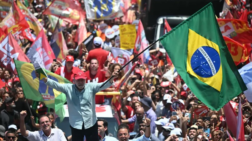 En actos masivos, Lula y Bolsonaro cierran campaña presidencial
